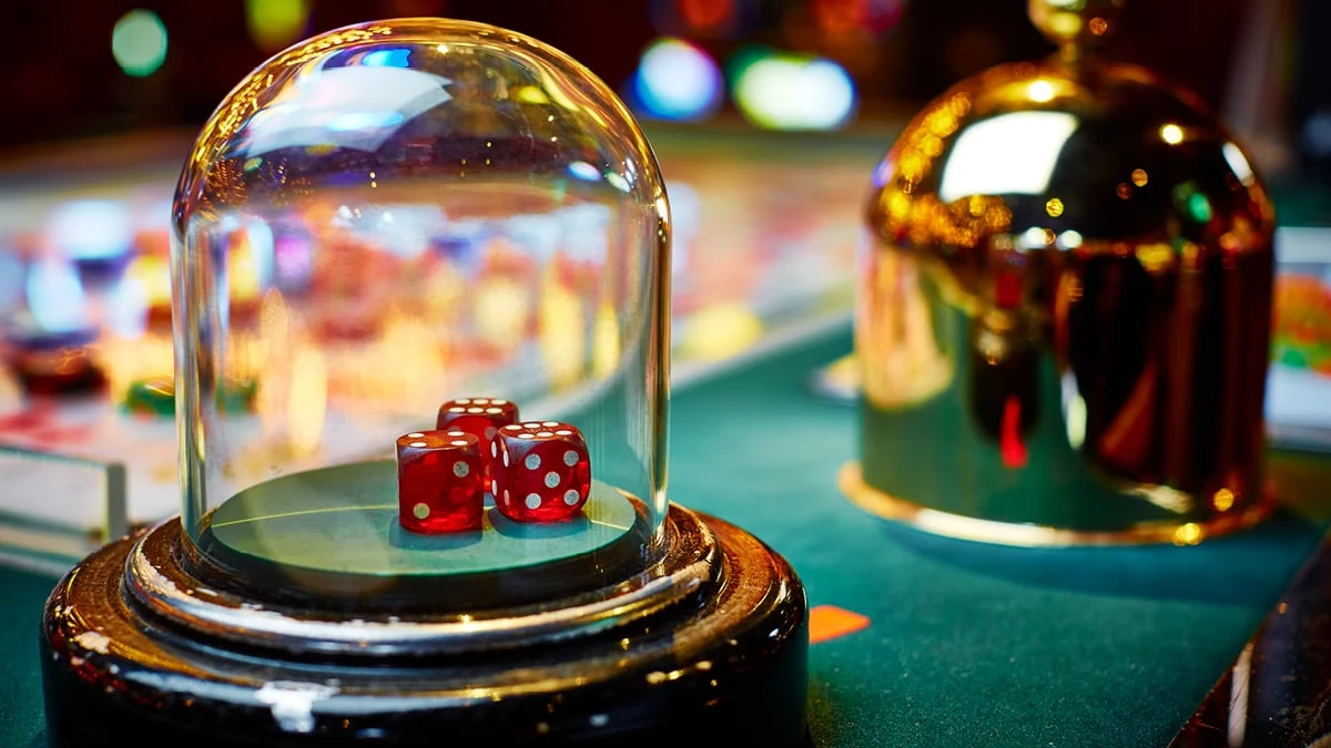 Sic Bo Live 3-Dice Shaker Chamber and Comprehensive Betting Felt
